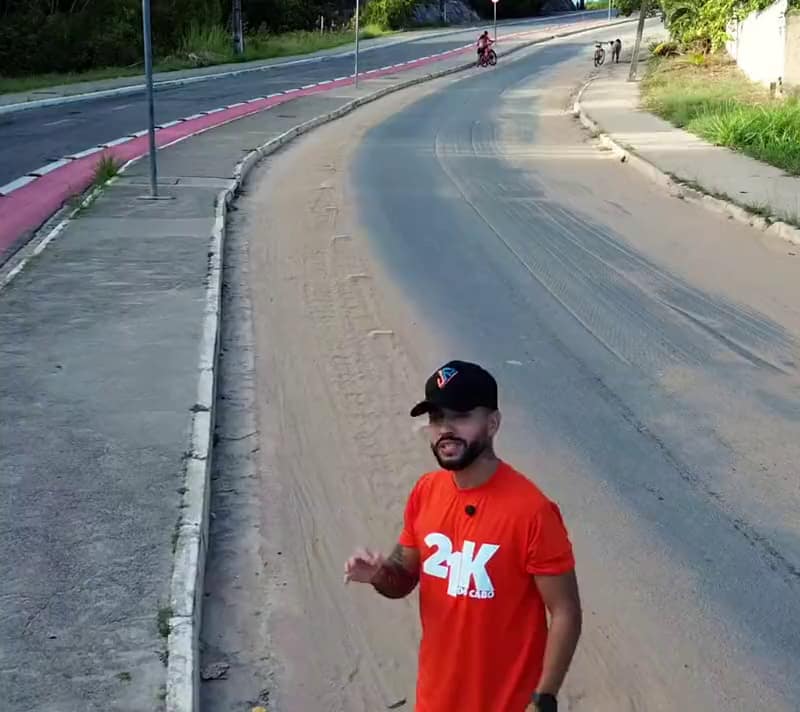 Atleta de camisa laranja do 21K no percurso do Cabo